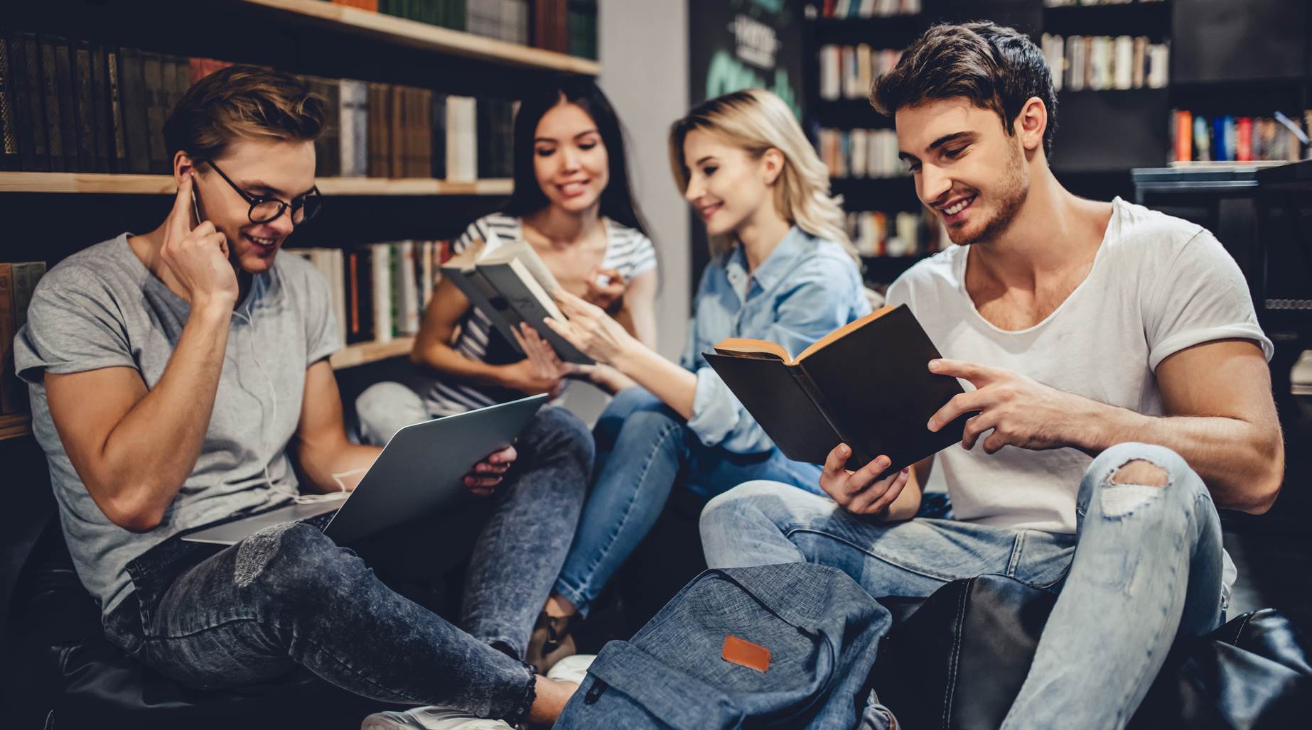 Grupa uczących się do sesji studentów | Domino's Pizza
